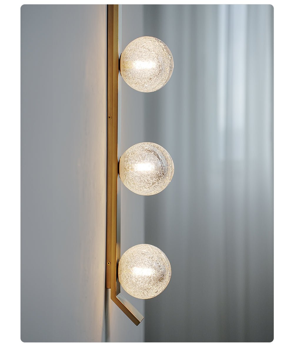 Teriivelle verticale wandlamp met goudkleurige afwerking en heldere kap