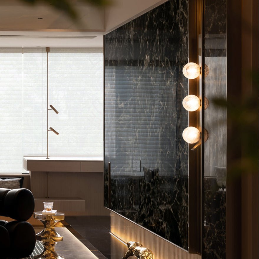 Teriivelle verticale wandlamp met goudkleurige afwerking en heldere kap