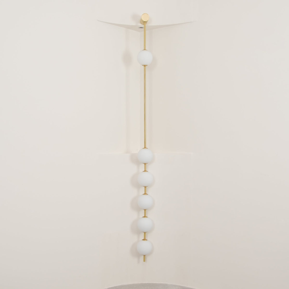 Soloiella wandlamp met verticale bollen van messing