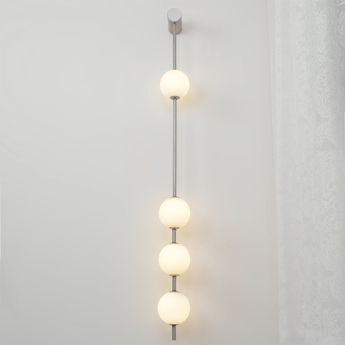 Soloiella wandlamp met verticale bollen van messing