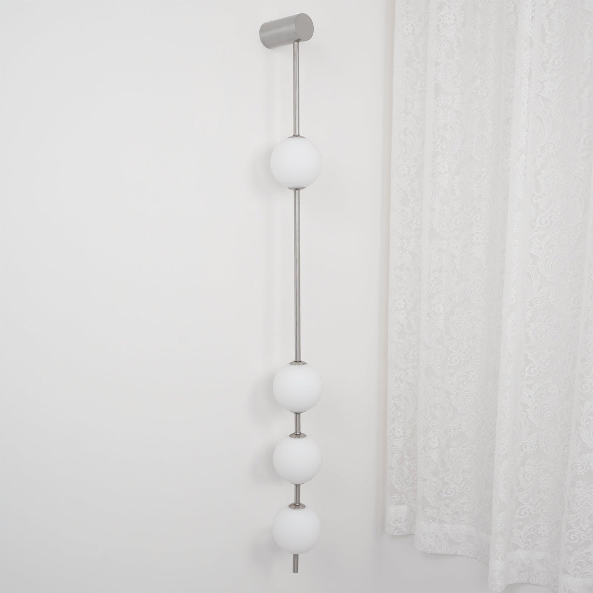 Soloiella wandlamp met verticale bollen van messing