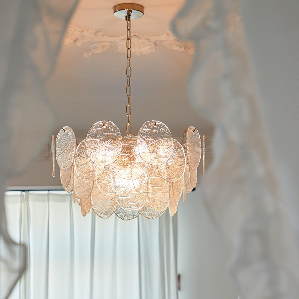 Victoriaanse kroonluchter met metalen frame en goudkleurige afwerking, glas