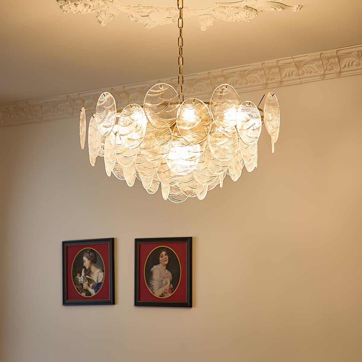 Victoriaanse kroonluchter met metalen frame en goudkleurige afwerking, glas