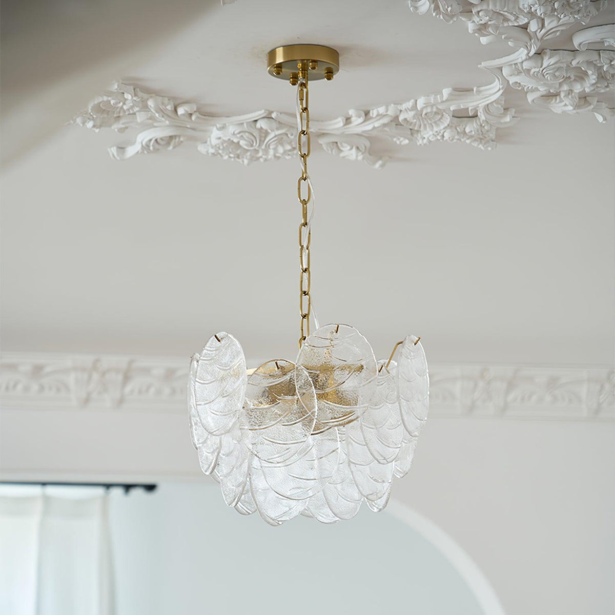 Victoriaanse kroonluchter met metalen frame en goudkleurige afwerking, glas