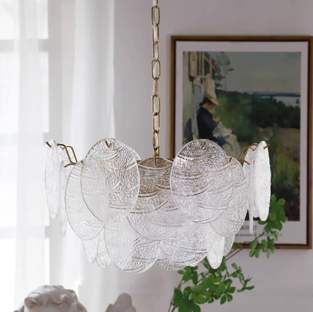 Victoriaanse kroonluchter met metalen frame en goudkleurige afwerking, glas