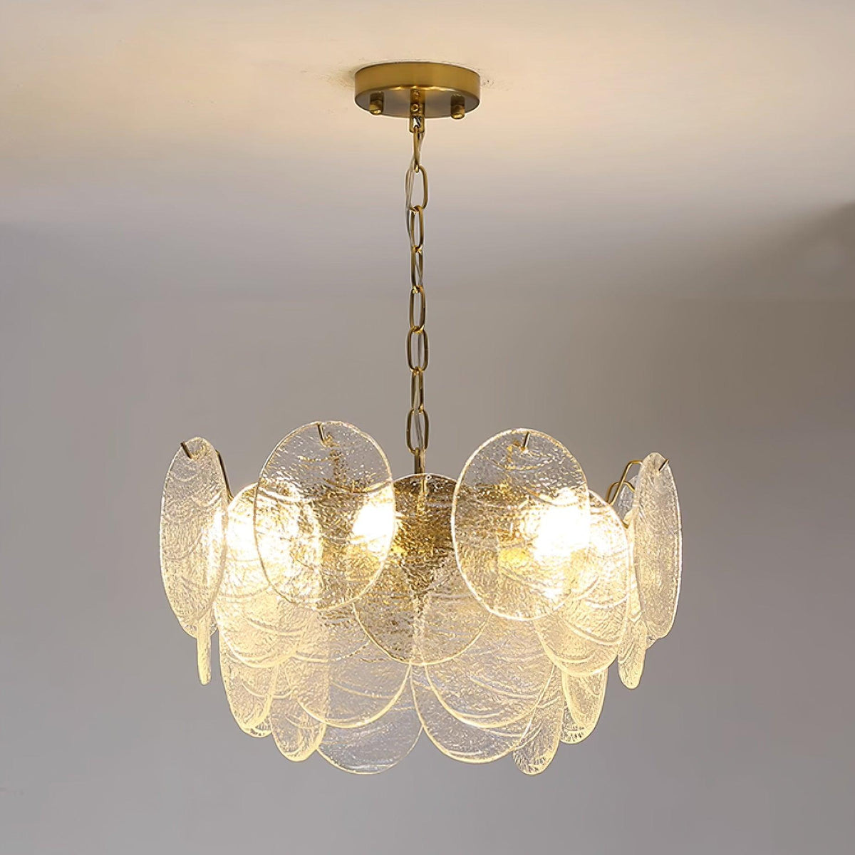 Victoriaanse kroonluchter met metalen frame en goudkleurige afwerking, glas