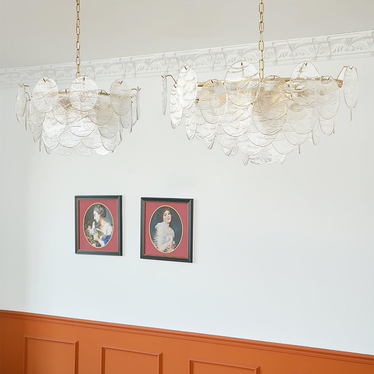 Victoriaanse kroonluchter met metalen frame en goudkleurige afwerking, glas