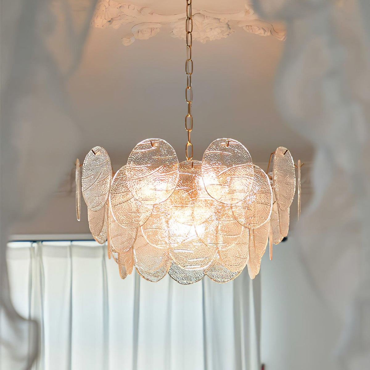 Victoriaanse kroonluchter met metalen frame en goudkleurige afwerking, glas
