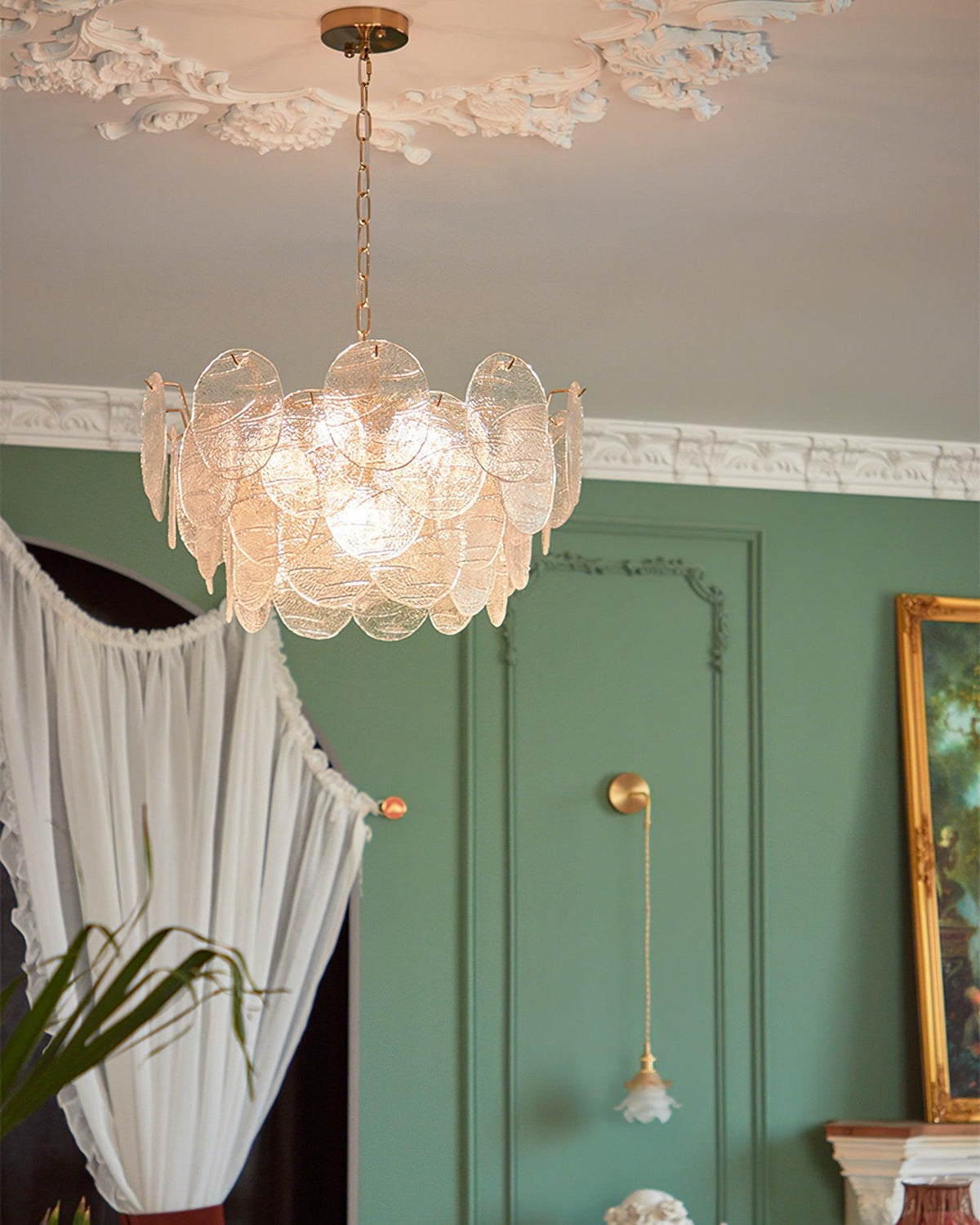 Victoriaanse kroonluchter met metalen frame en goudkleurige afwerking, glas