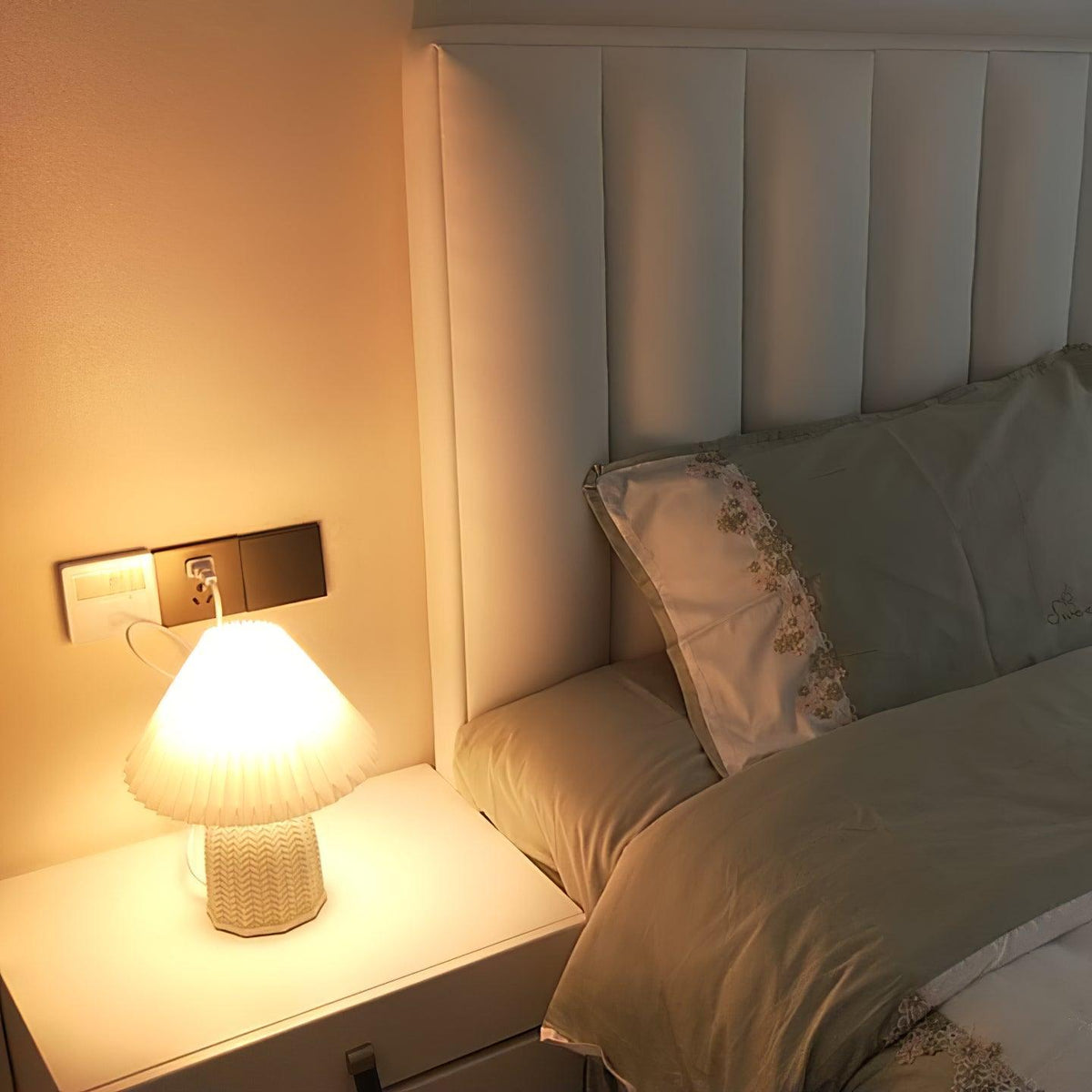 Xenlor Vintage tafellamp van stof in lichtgroen met beige kap