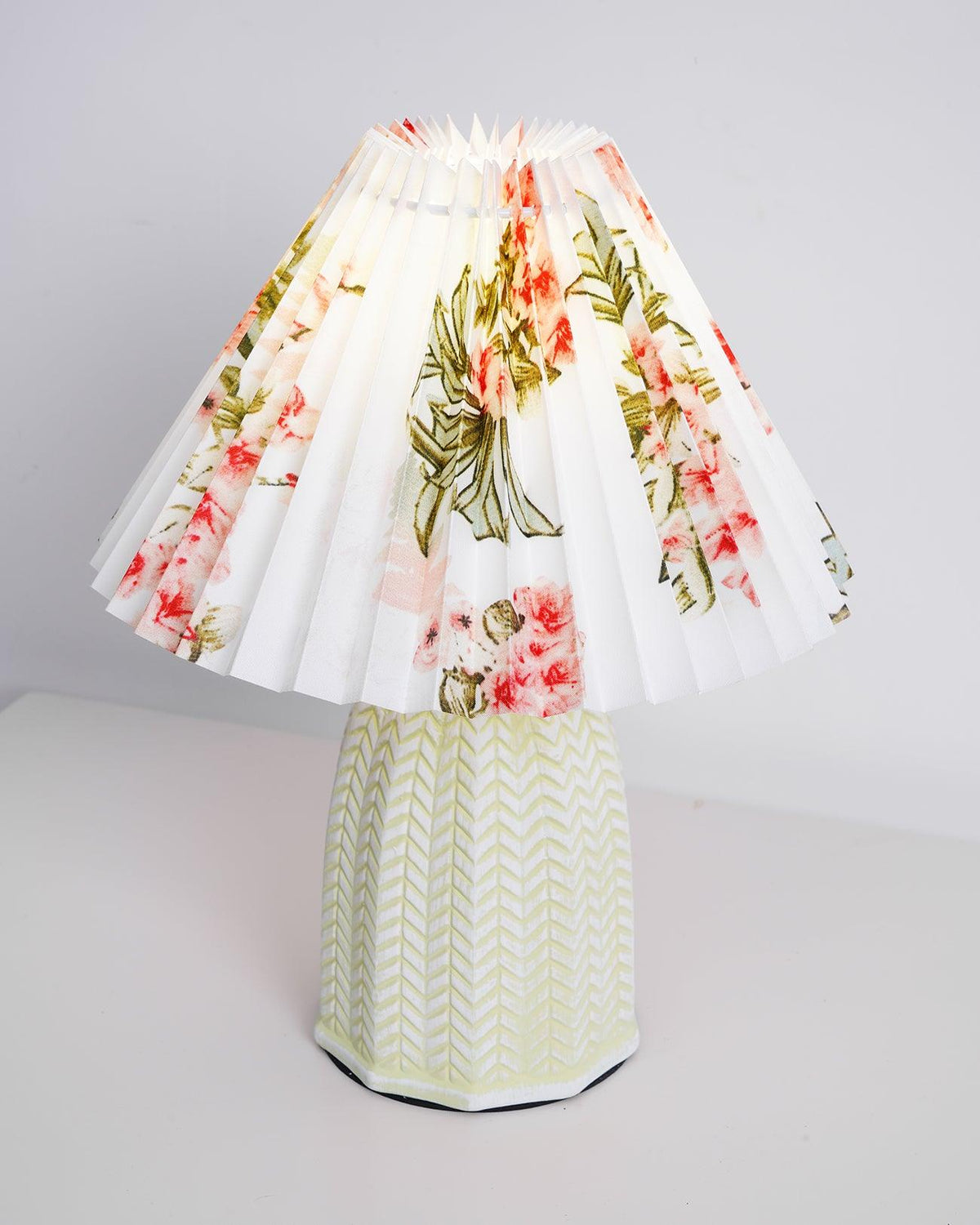 Xenlor Vintage tafellamp van stof in lichtgroen met beige kap