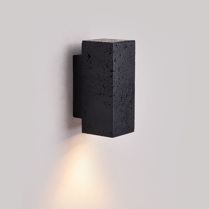 Ewan kubusvormige wandlamp in zwart travertin