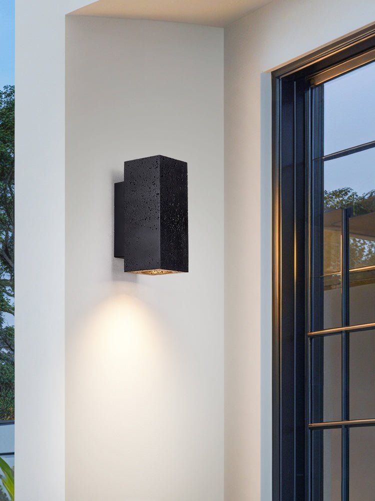 Ewan kubusvormige wandlamp in zwart travertin