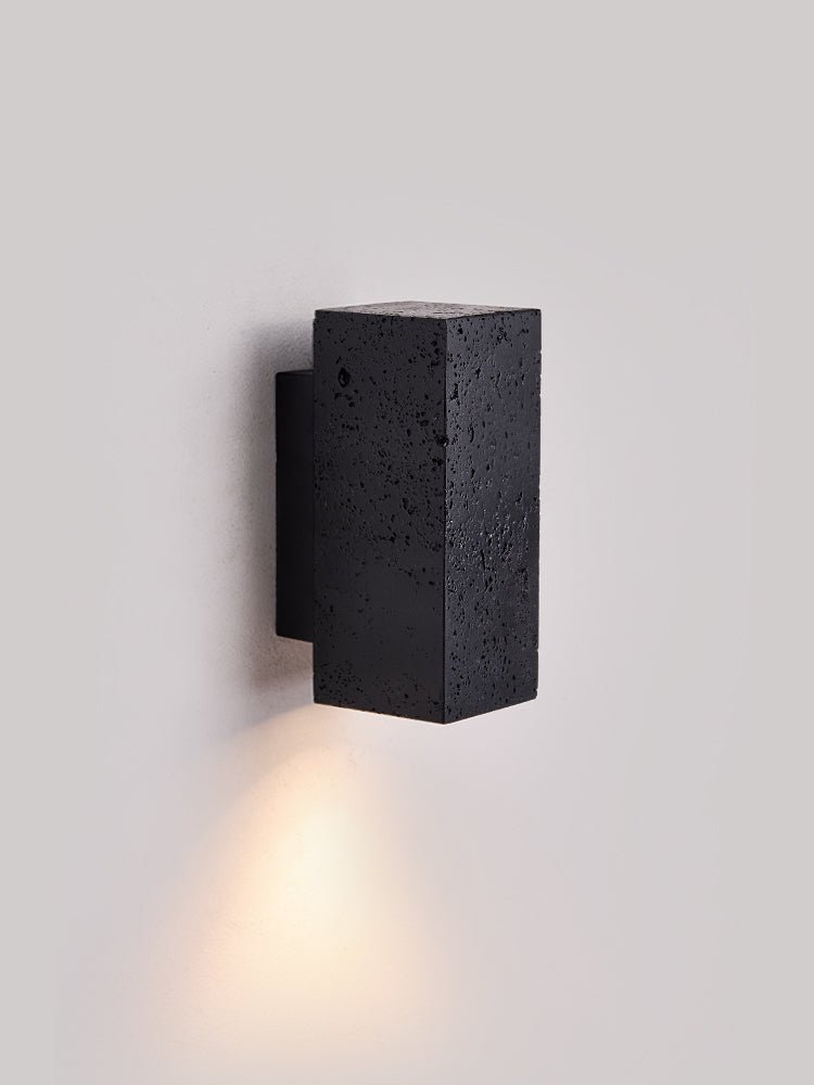 Ewan kubusvormige wandlamp in zwart travertin