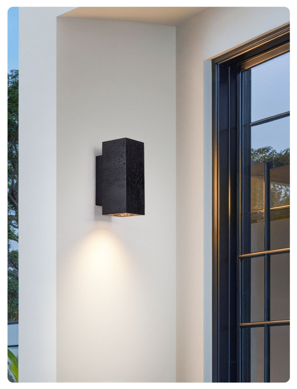 Ewan kubusvormige wandlamp in zwart travertin