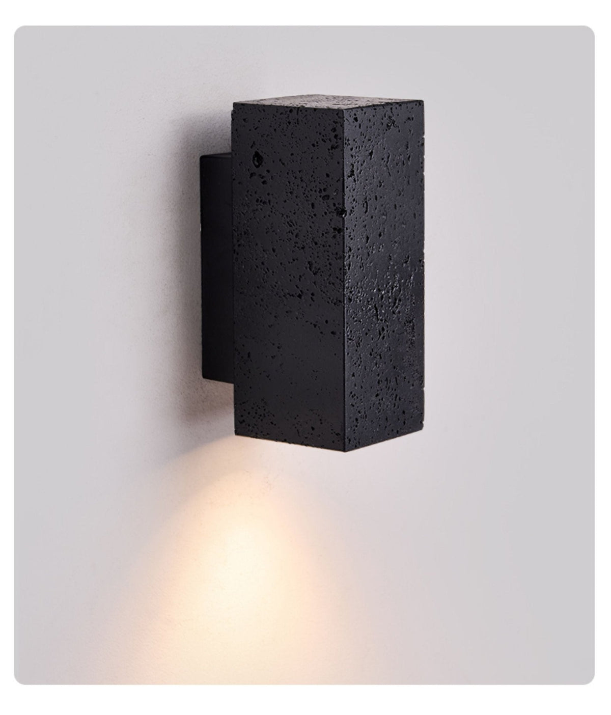 Ewan kubusvormige wandlamp in zwart travertin