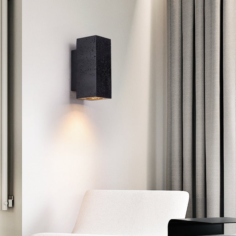 Ewan kubusvormige wandlamp in zwart travertin