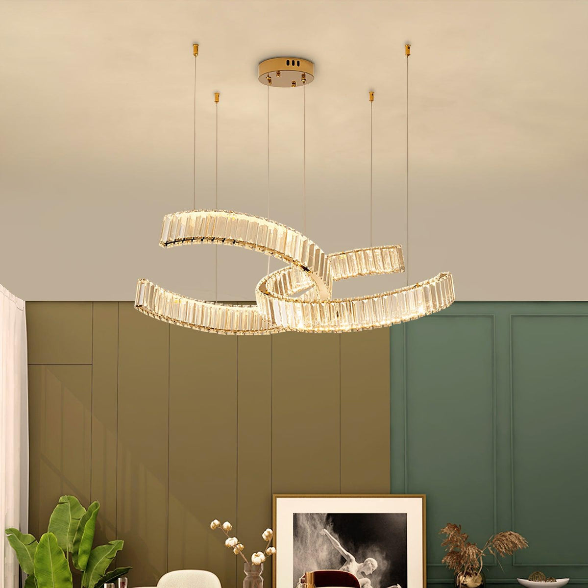 Calo kroonluchter met draaiend kristal en goudkleurig frame