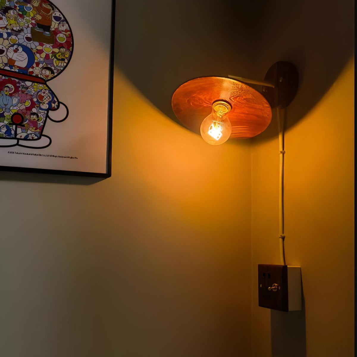 Auroelia wandlamp van messing met walnoothout