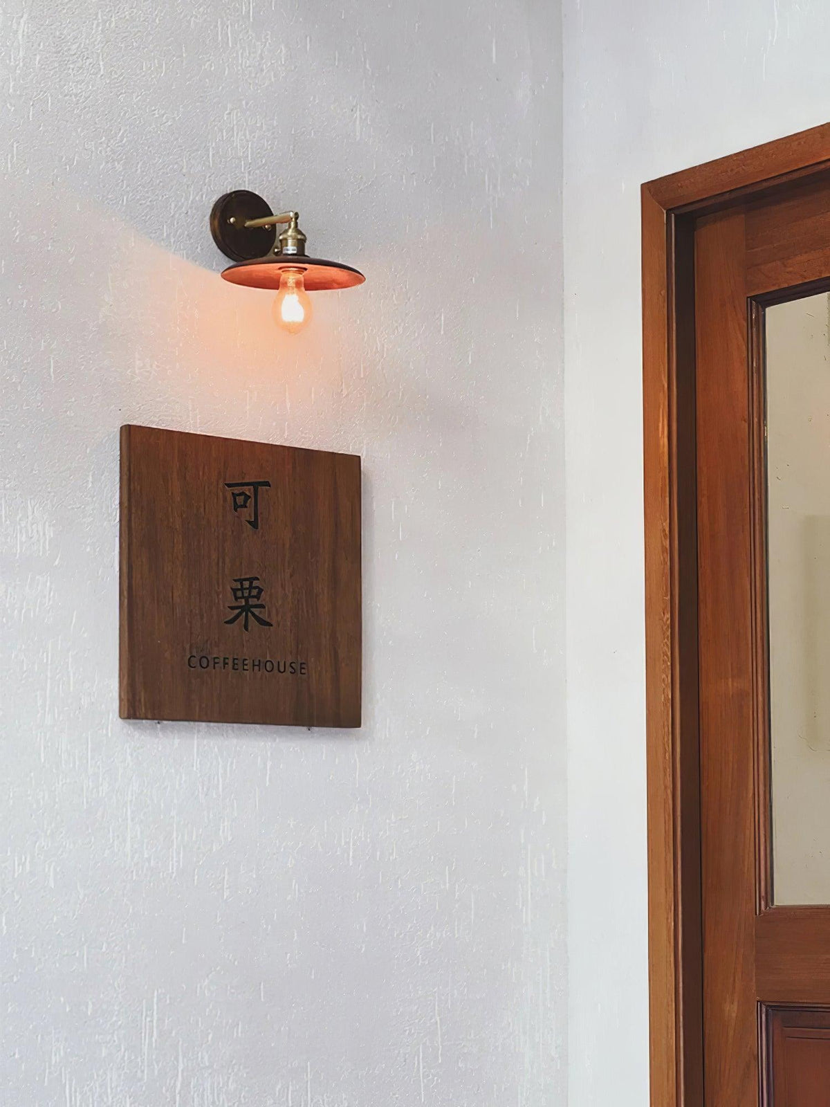 Auroelia wandlamp van messing met walnoothout