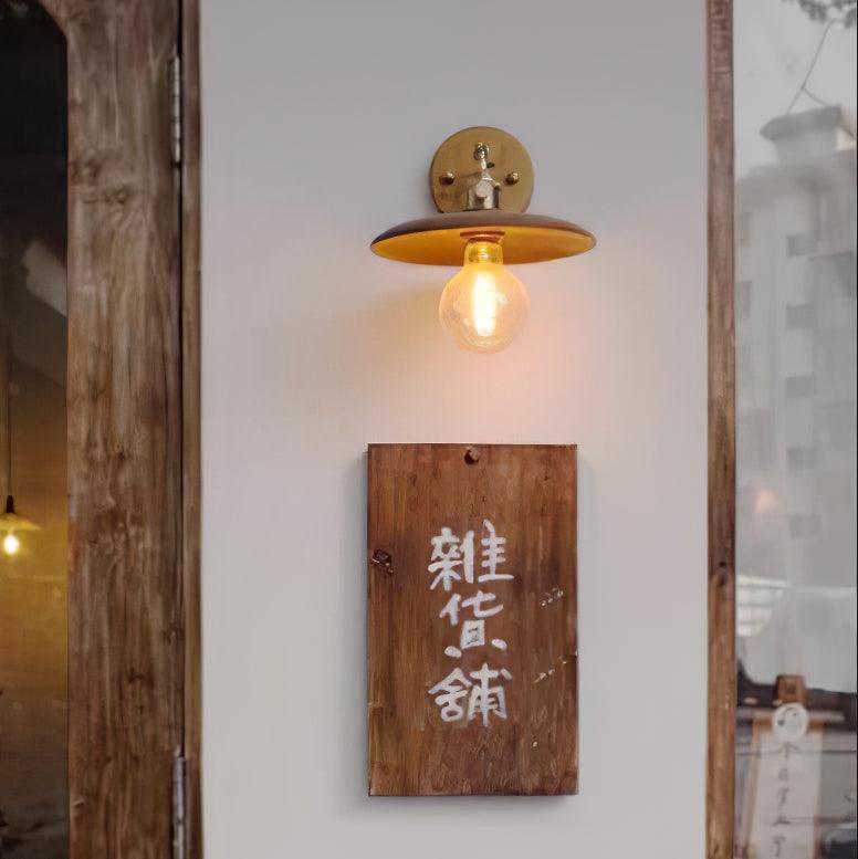 Auroelia wandlamp van messing met walnoothout