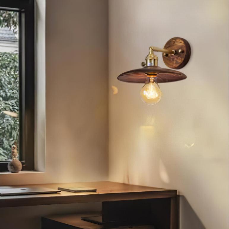Auroelia wandlamp van messing met walnoothout