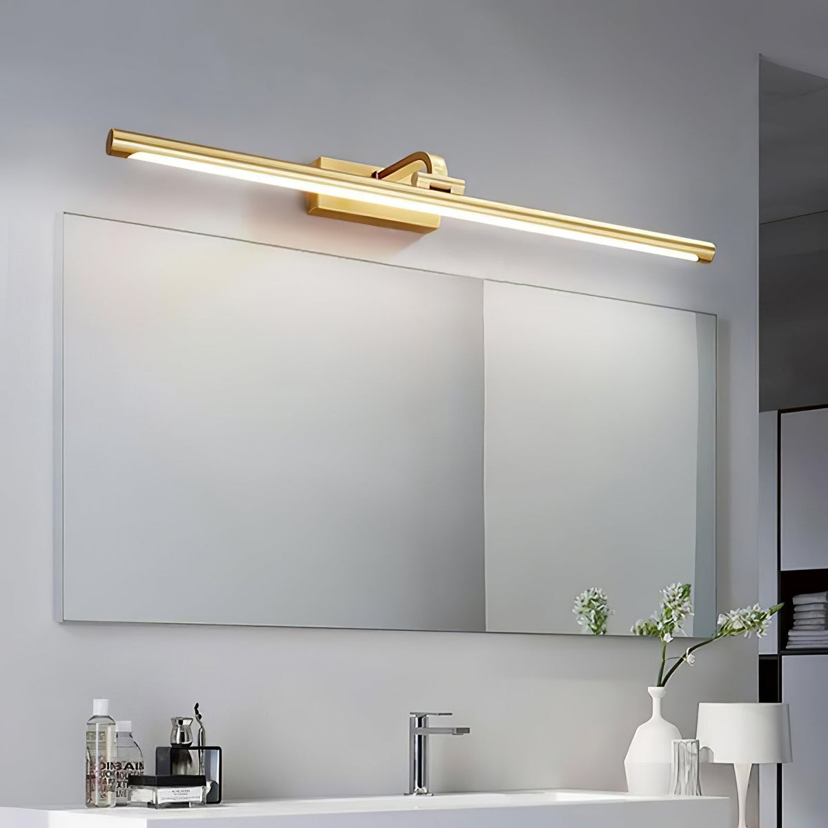Tevelo wandlamp van messing in minimalistisch ontwerp