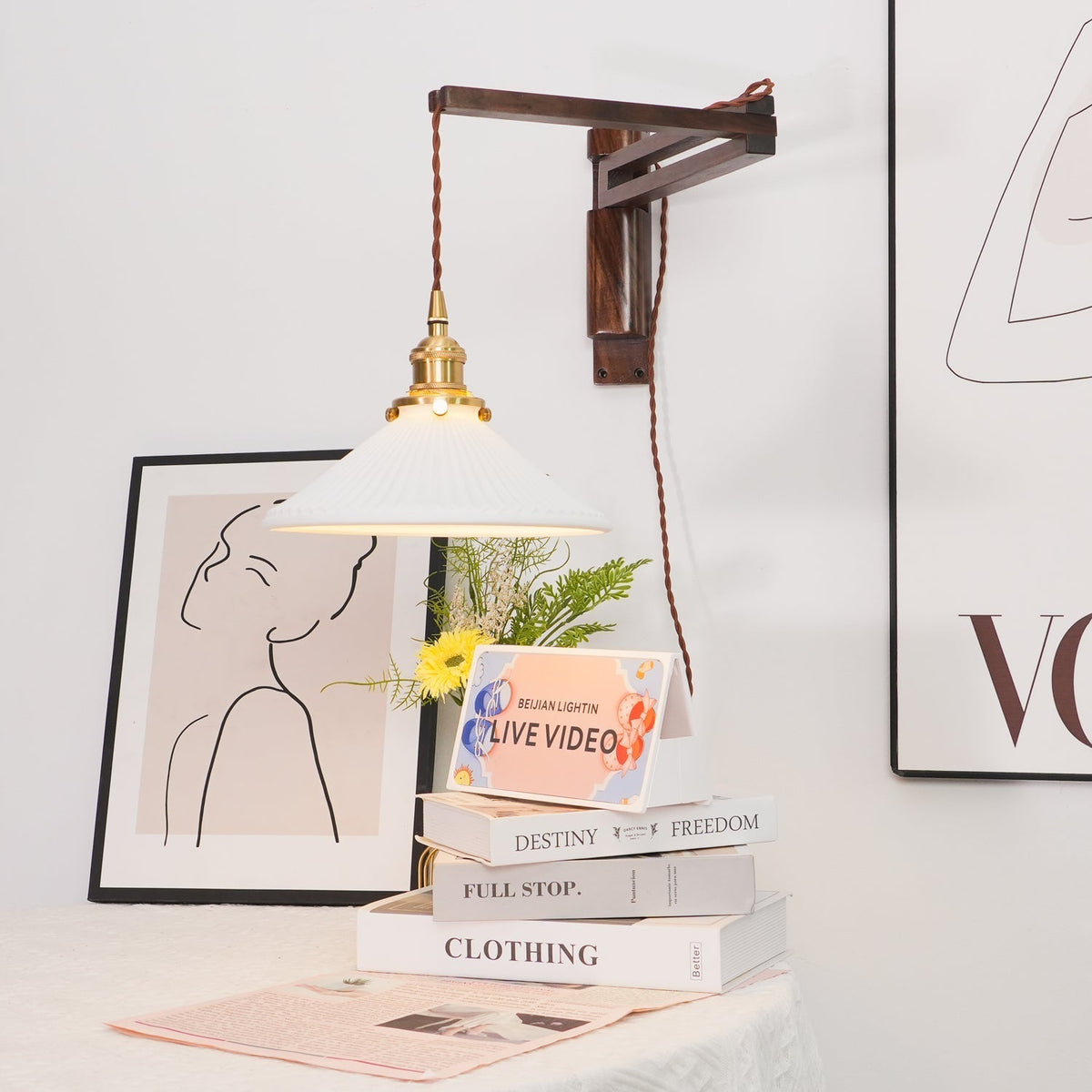 Evin Noordse kunst Swing Arm wandlamp van walnoothout en keramiek