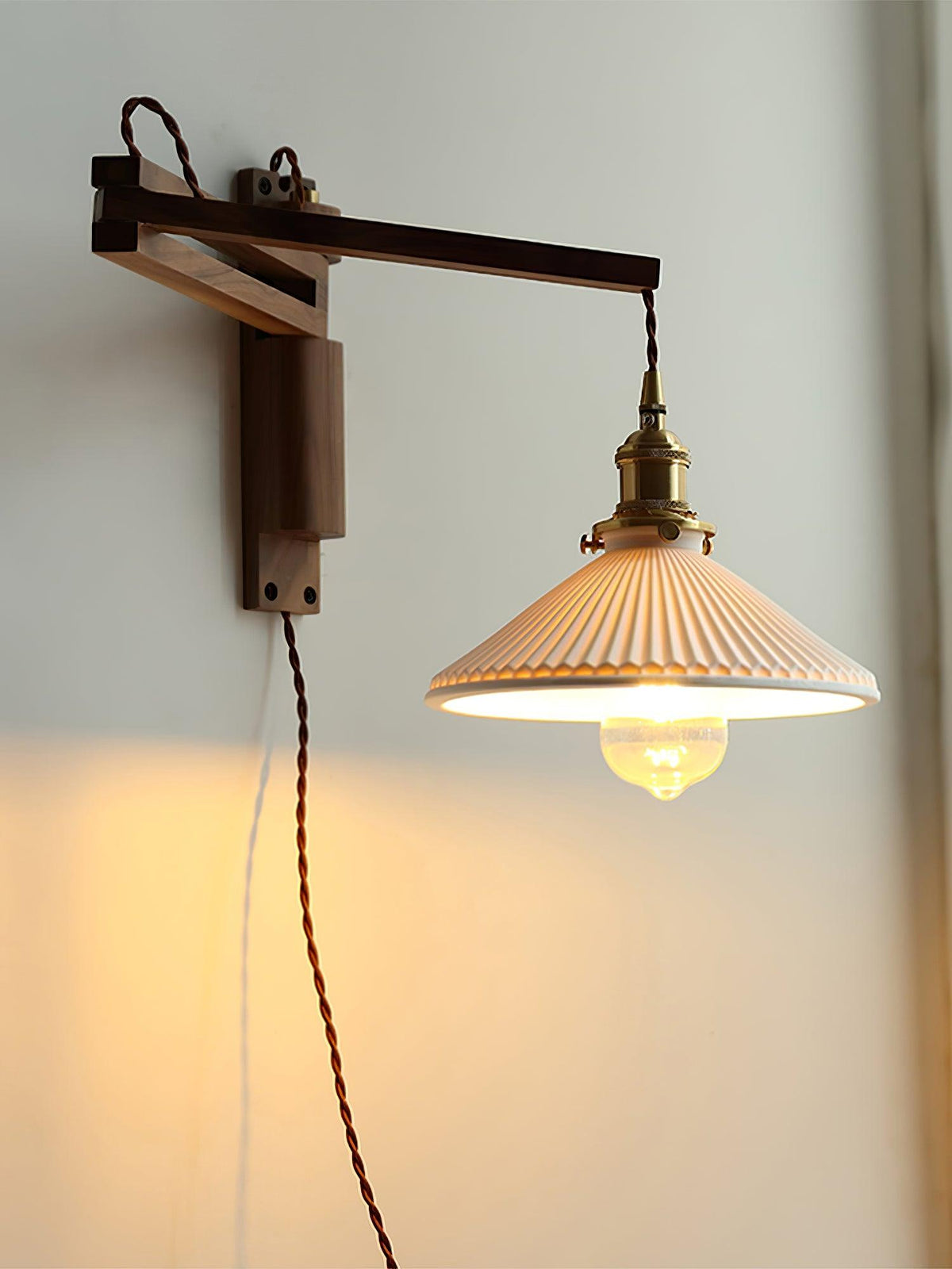 Evin Noordse kunst Swing Arm wandlamp van walnoothout en keramiek