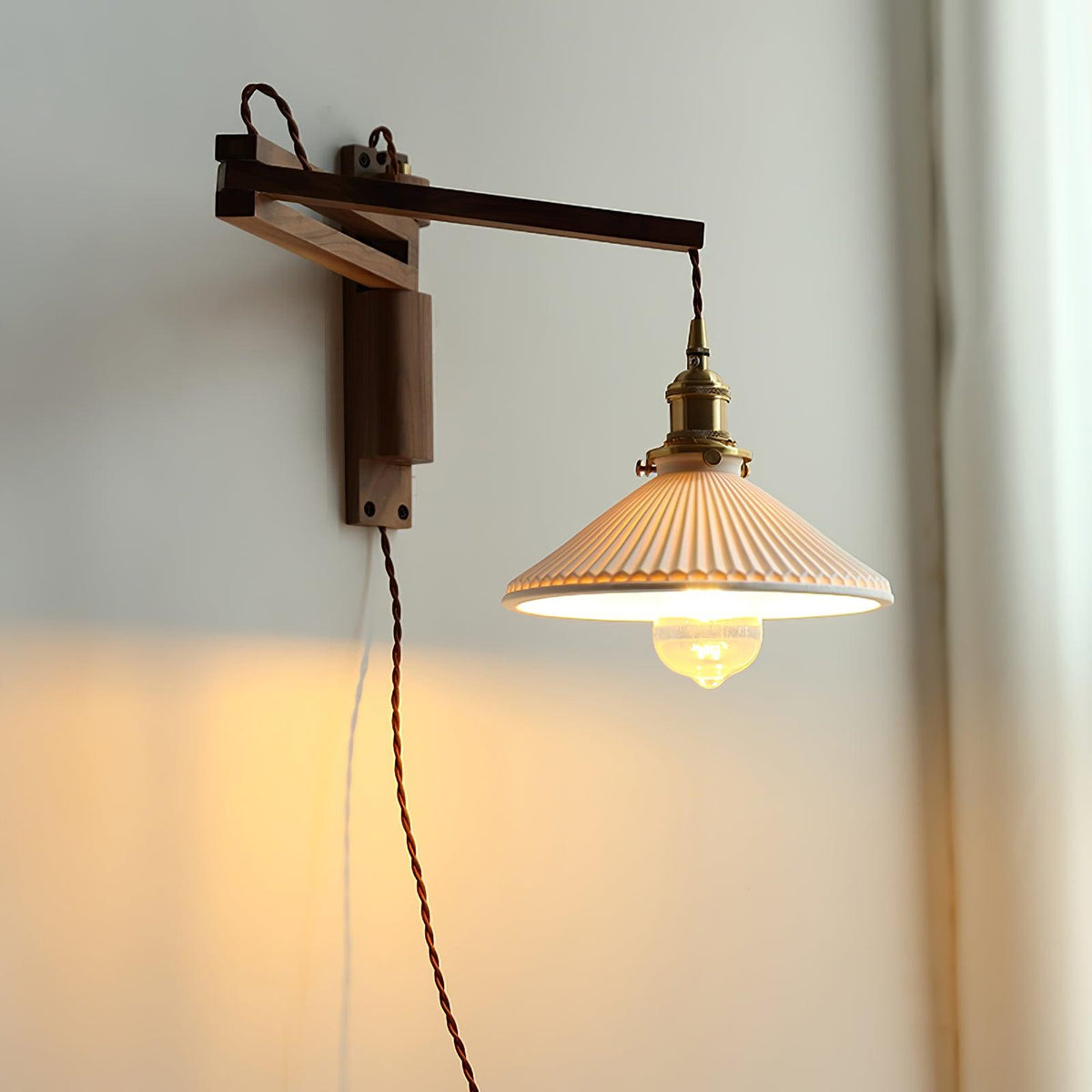 Evin Noordse kunst Swing Arm wandlamp van walnoothout en keramiek