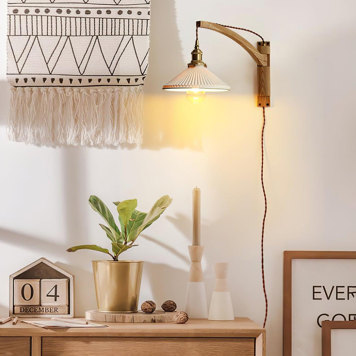 Evin Noordse kunst Swing Arm wandlamp van walnoothout en keramiek