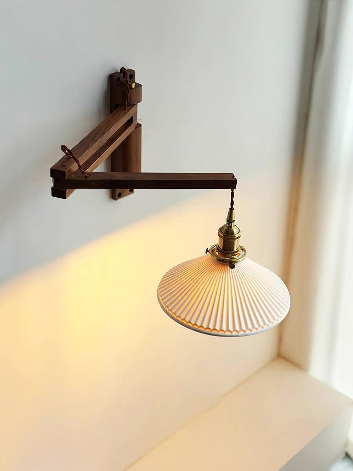 Evin Noordse kunst Swing Arm wandlamp van walnoothout en keramiek
