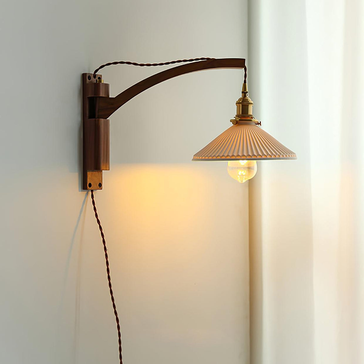 Evin Noordse kunst Swing Arm wandlamp van walnoothout en keramiek