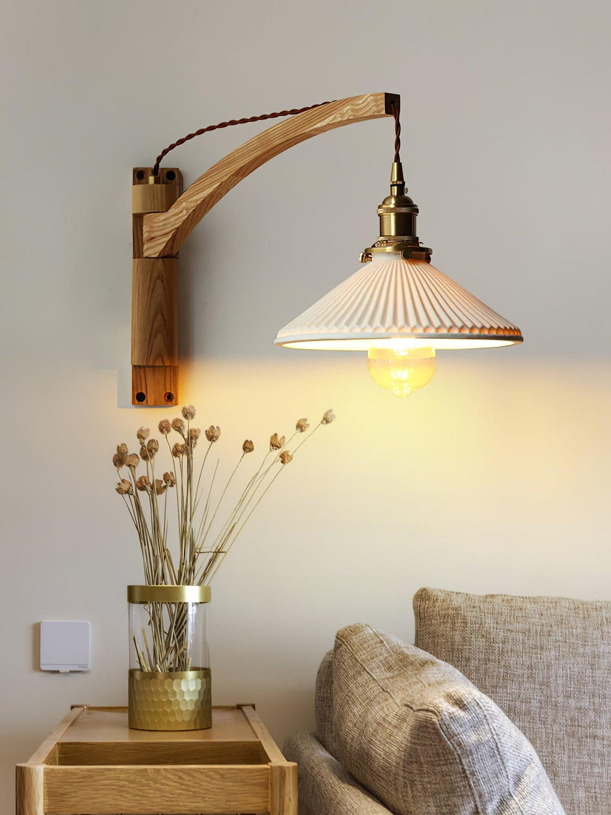 Evin Noordse kunst Swing Arm wandlamp van walnoothout en keramiek
