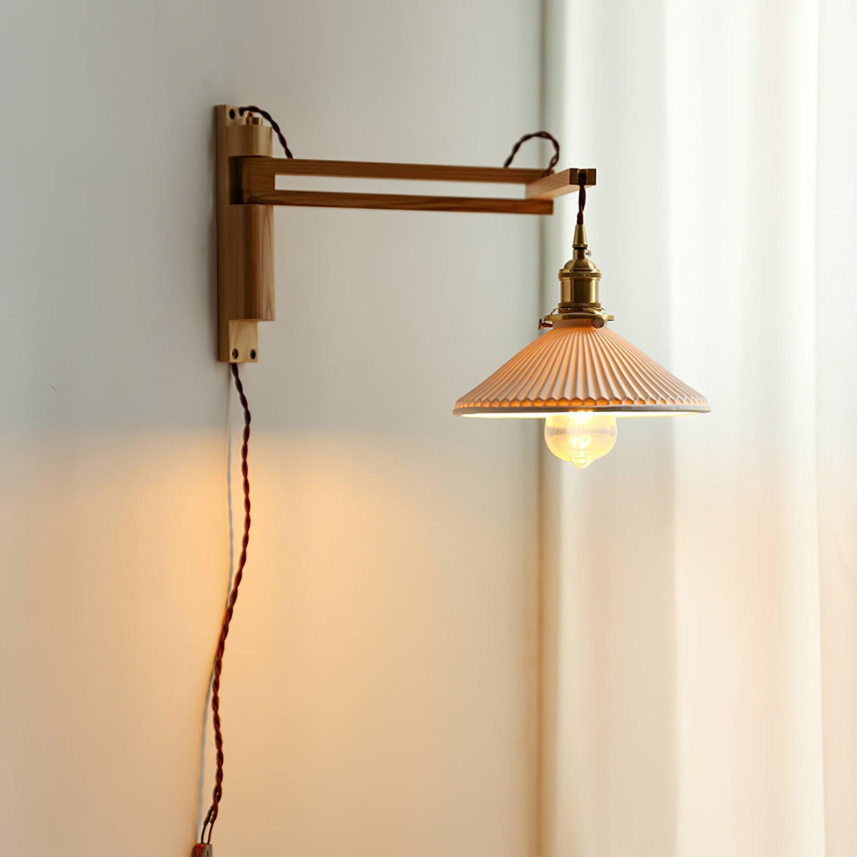 Evin Noordse kunst Swing Arm wandlamp van walnoothout en keramiek