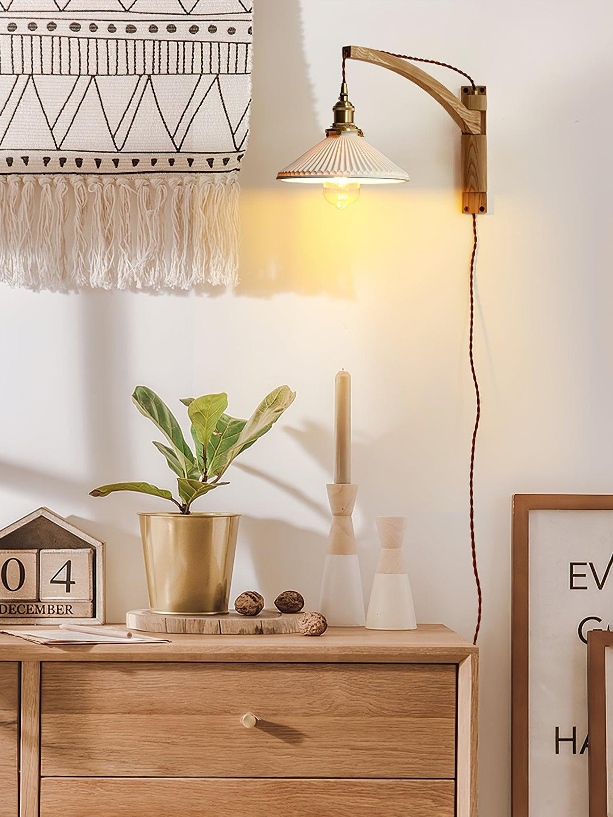 Evin Noordse kunst Swing Arm wandlamp van walnoothout en keramiek