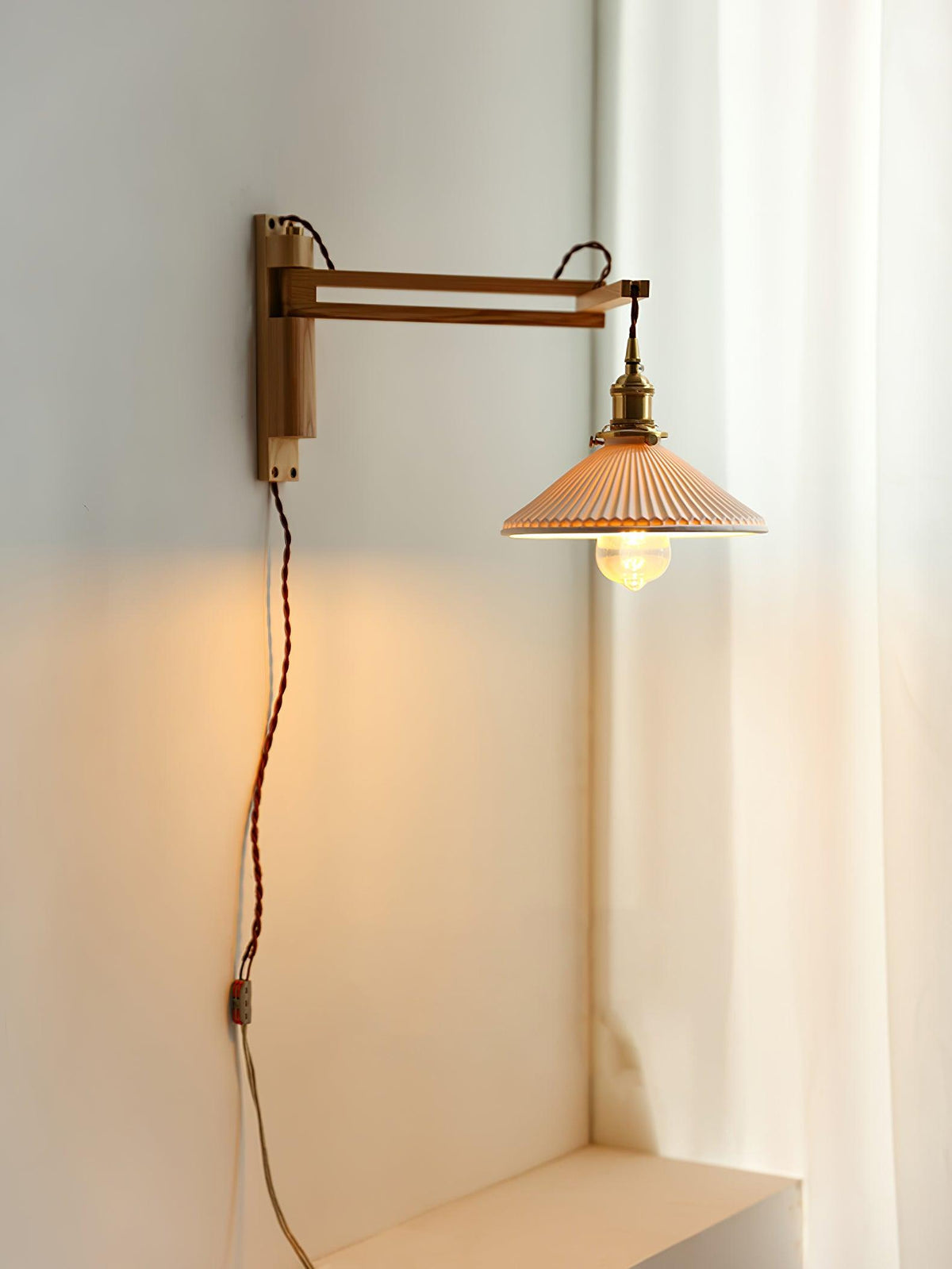 Evin Noordse kunst Swing Arm wandlamp van walnoothout en keramiek