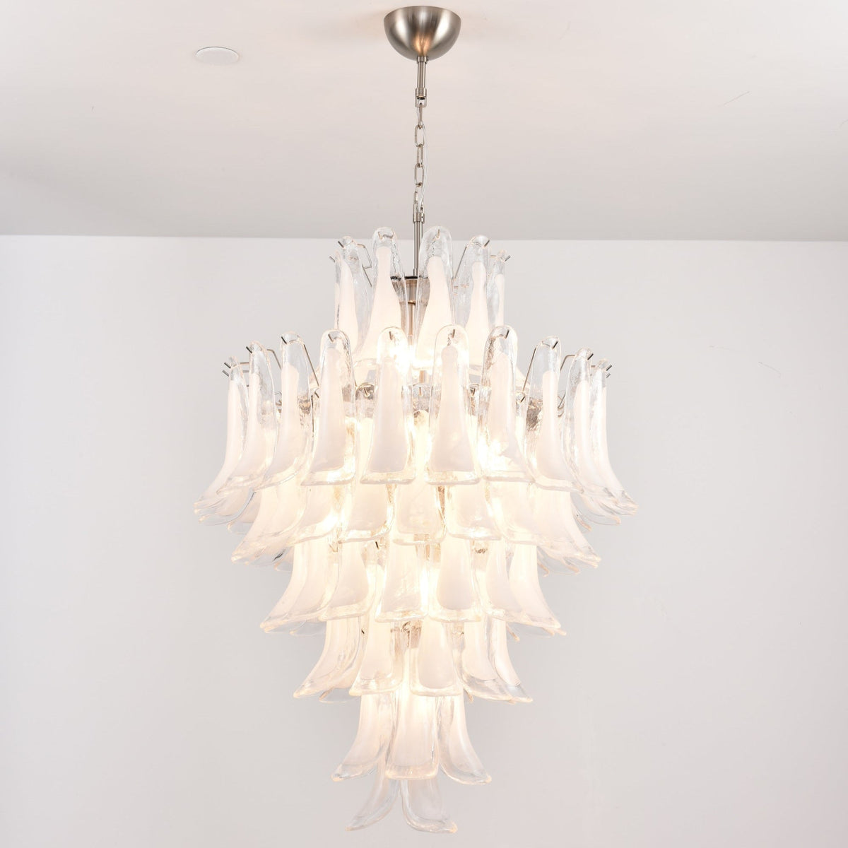 Eirivine kroonluchter wit Cloud glas Petals met bloemblaadjes