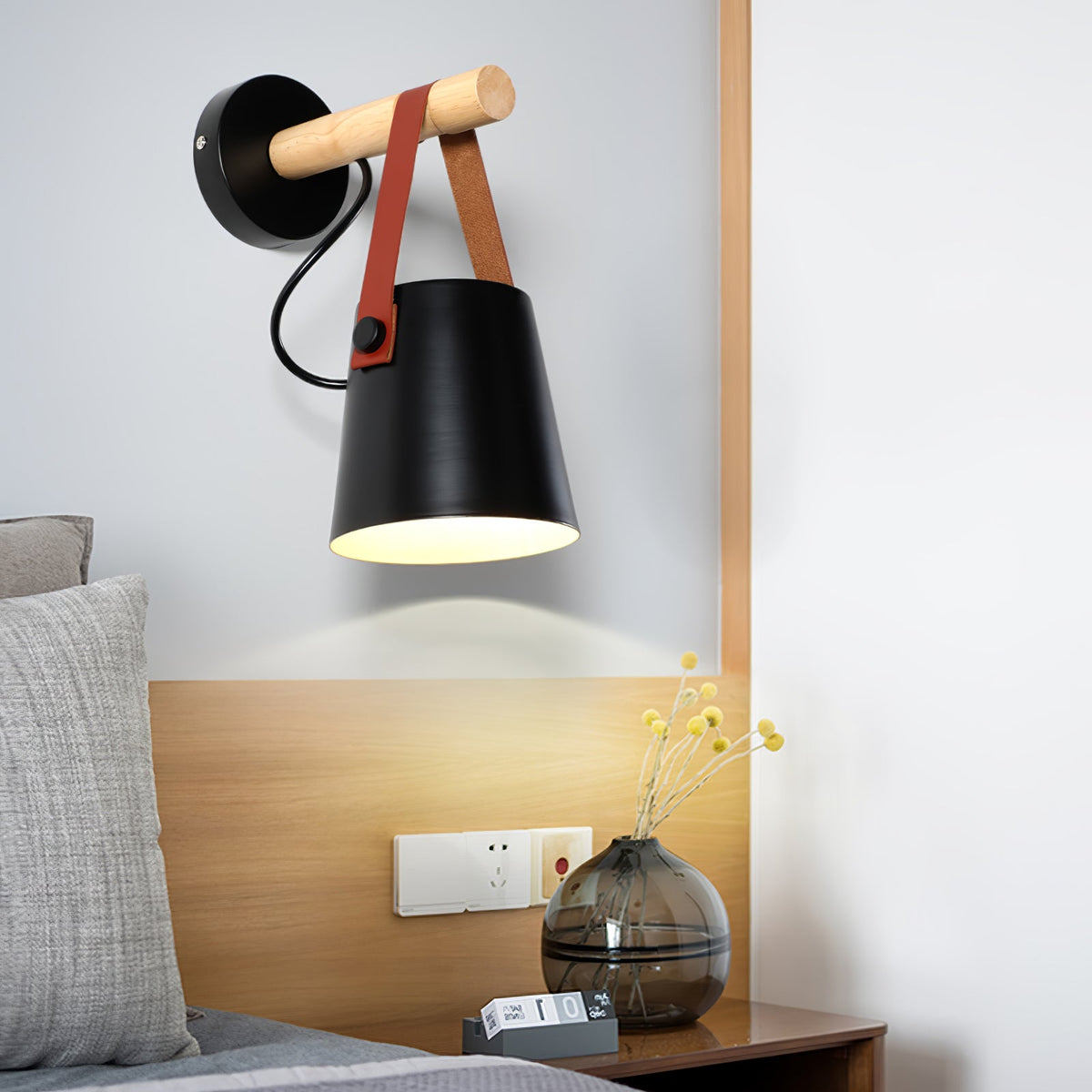 Virixon wandlamp van hout en leer