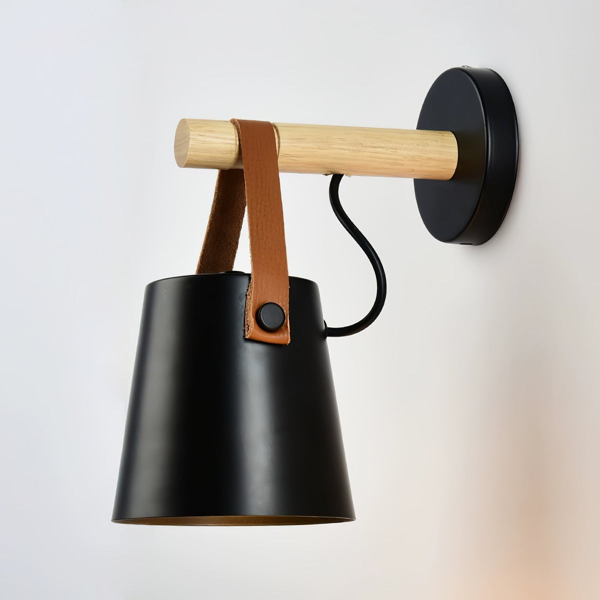 Virixon wandlamp van hout en leer