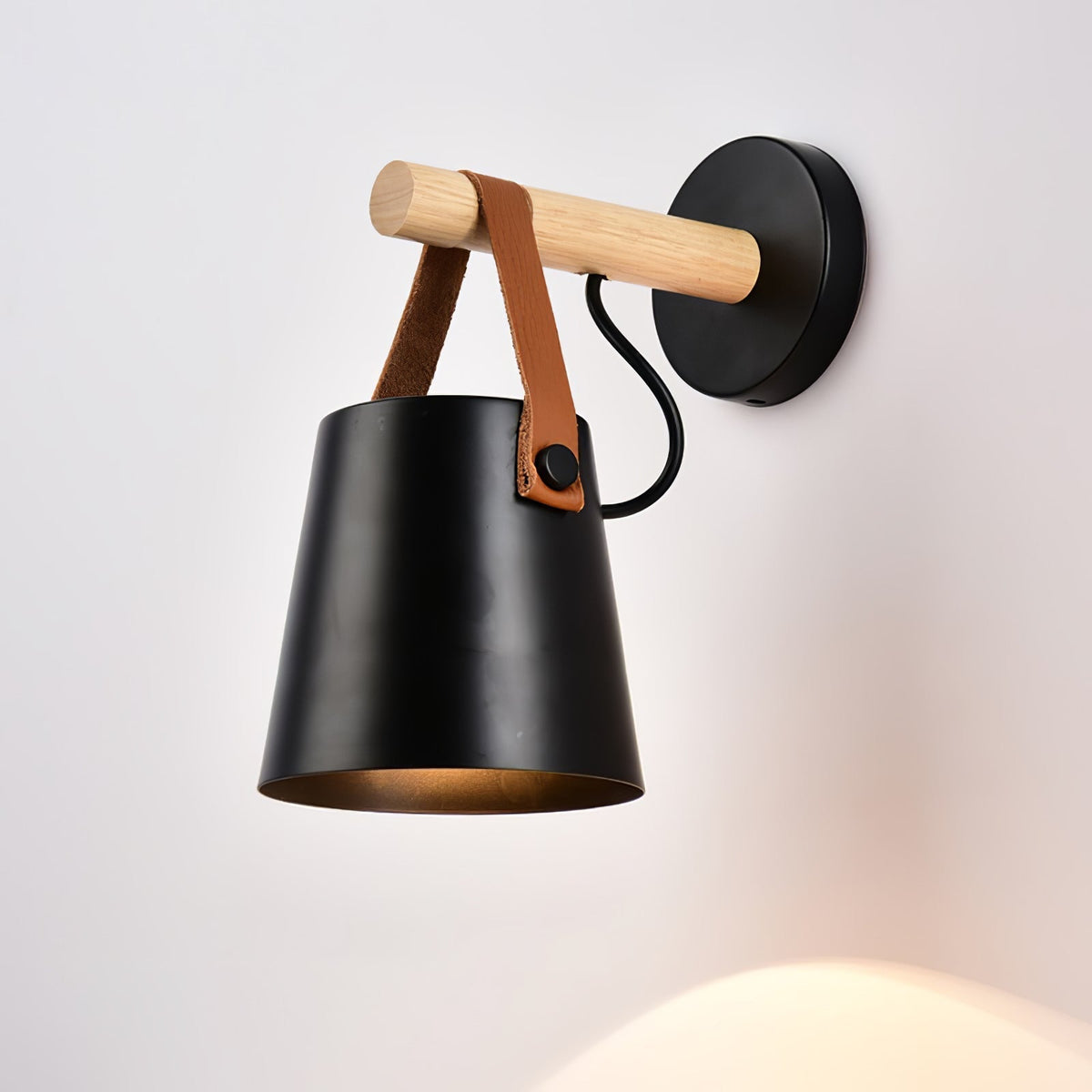 Virixon wandlamp van hout en leer