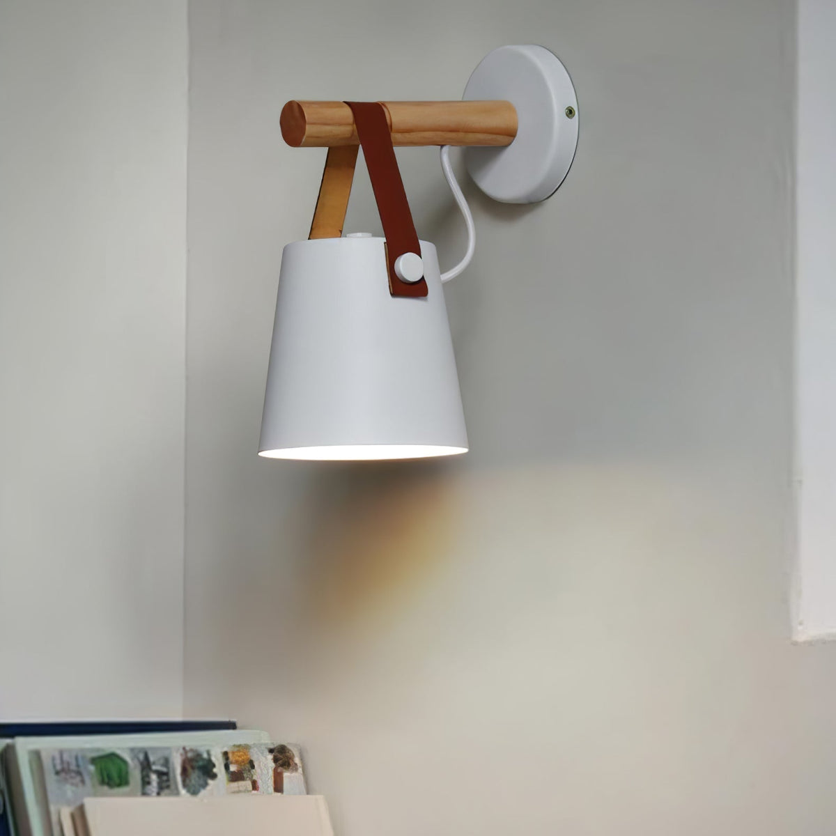 Virixon wandlamp van hout en leer