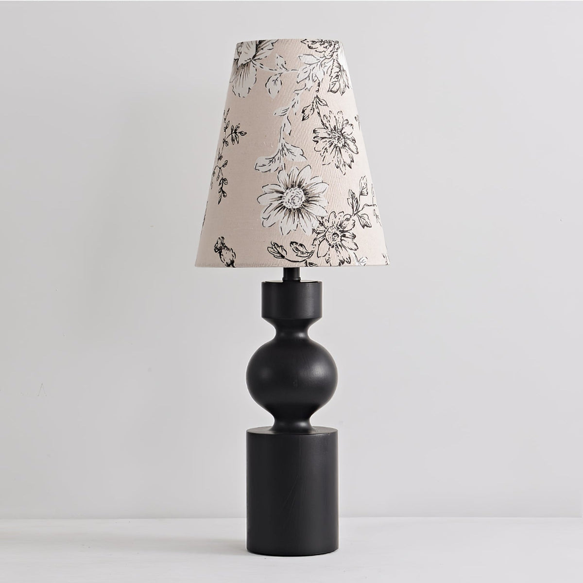 Thorne Vintage tafellamp van donker walnoothout