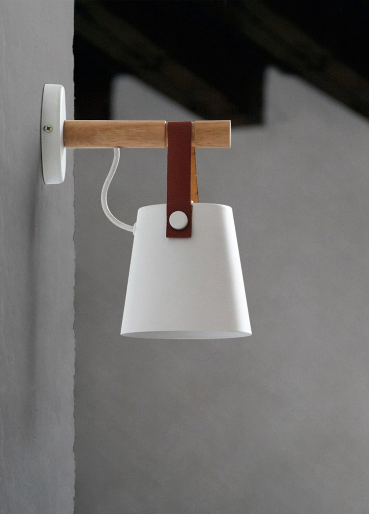 Virixon wandlamp van hout en leer