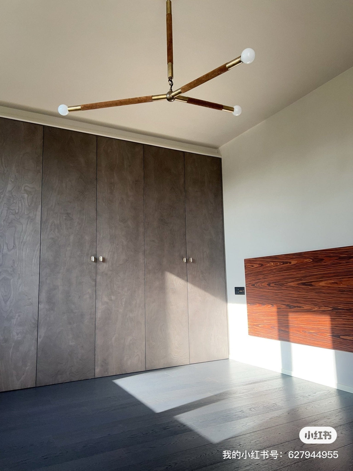 Solireon moderne kroonluchter met lineaire messing en leer