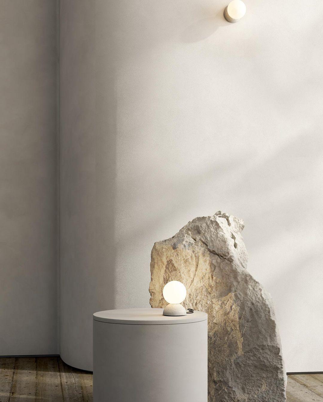 Eirinise wandlamp van beton en melkglas
