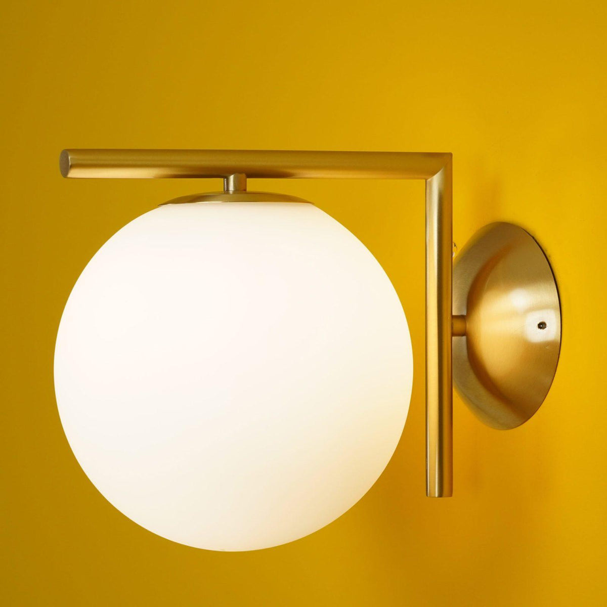 Joanna moderne minimalistische wandlamp van melkglas