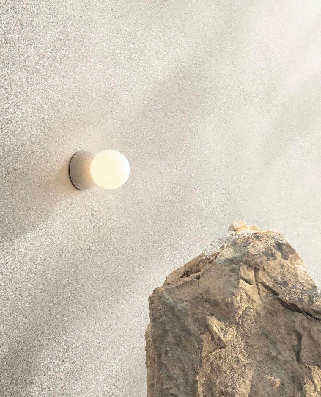 Eirinise wandlamp van beton en melkglas
