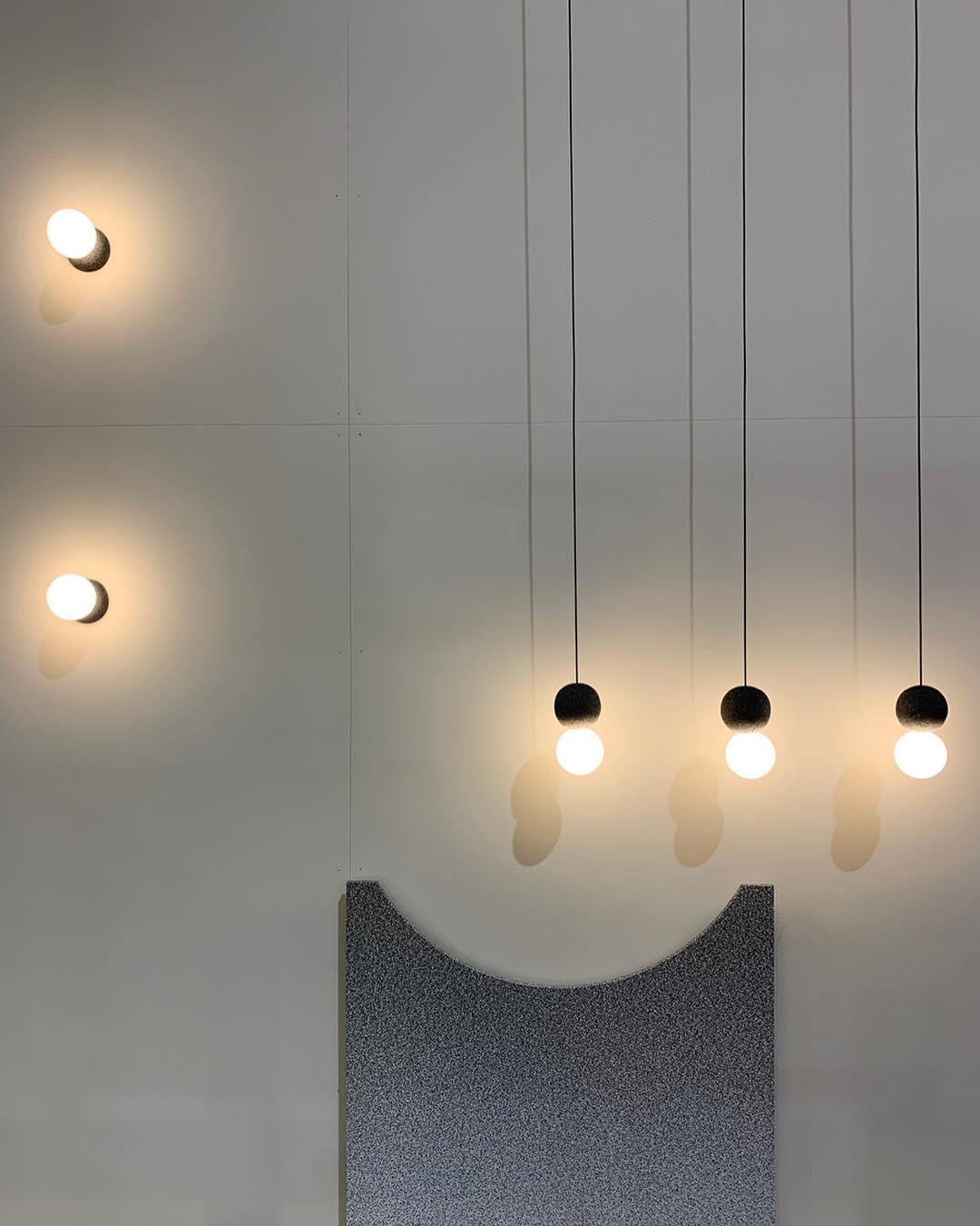 Eirinise wandlamp van beton en melkglas