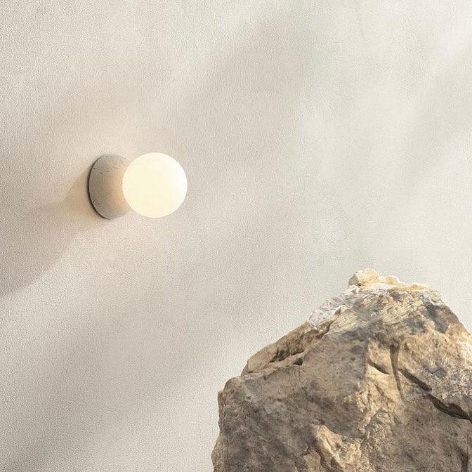 Eirinise wandlamp van beton en melkglas